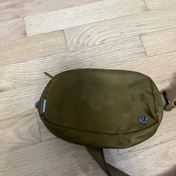 Adorable LuluLemon belt bag! Hard to find! - Picture 2 of 4